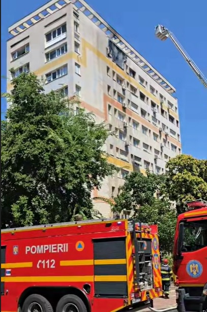 Incendiu de proporții într-un bloc capitală, 45 de persoane au fost deja evacuate