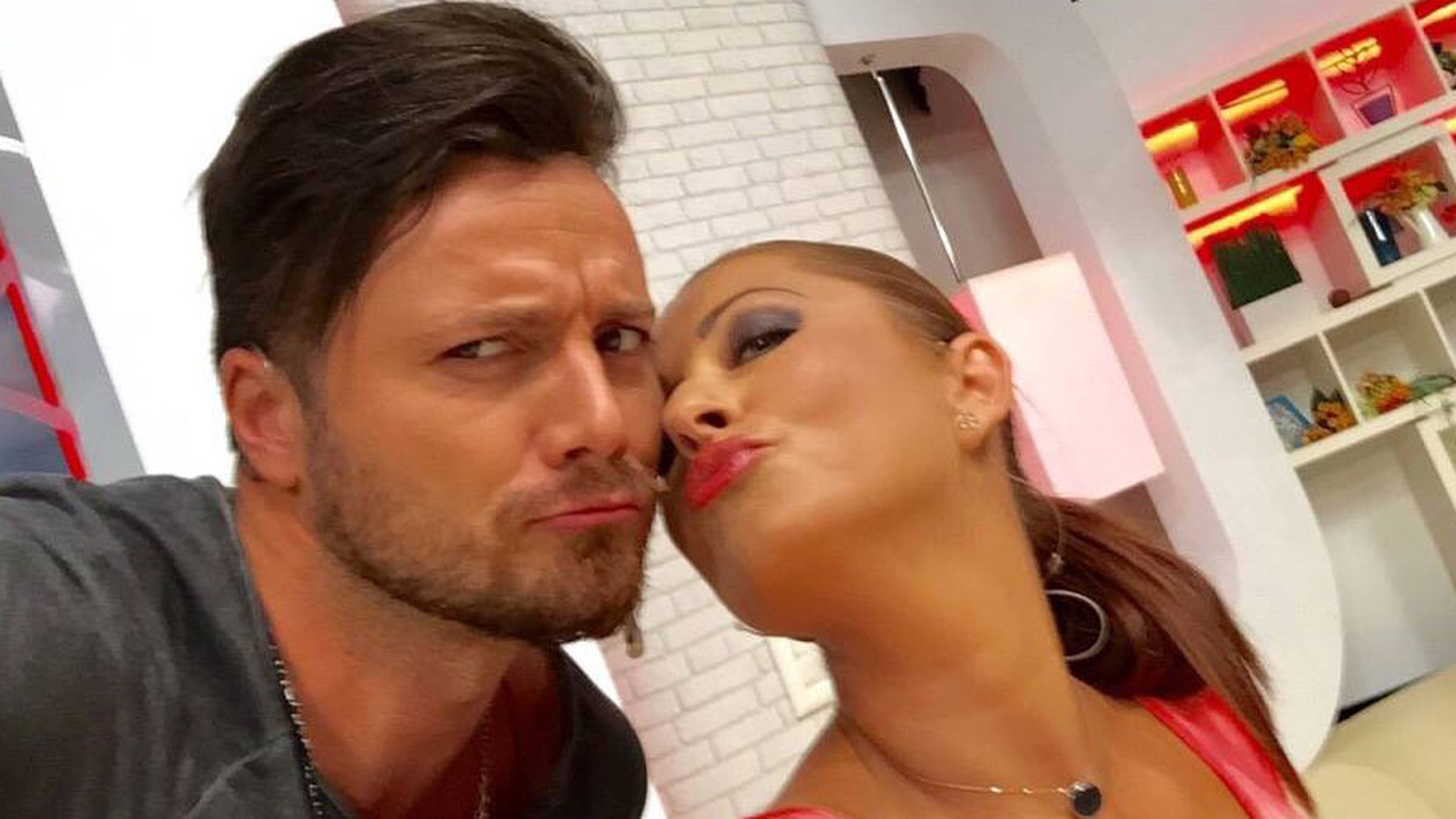 Gabriela Cristea a afişat un decolteu cât se poate de generos la TV! Apariţia care i-a uimit pe toţi