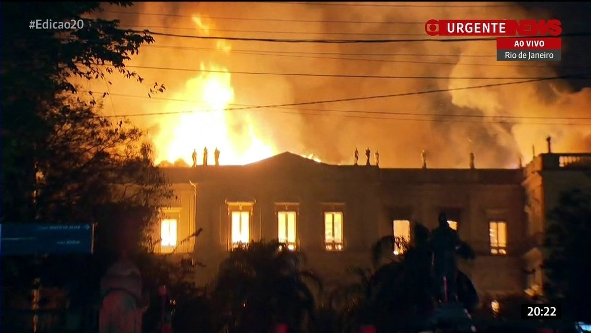 Incendiu violent la Muzeul Național din Rio de Janeiro. Colecţia de 20 de milioane de obiecte, posibil distrusă complet