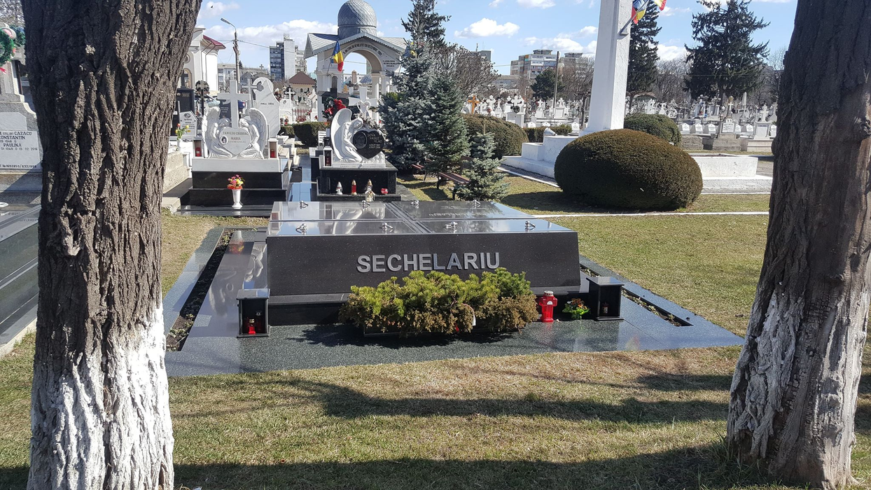 Mormântul din marmură al lui Dumitru Sechelariu este mereu curat