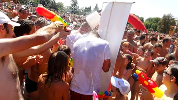 Peste 8.000 de aradeni au luat parte la Marea Bataie cu Apa! DJ Sara a inlocuit pistolul cu apa cu un furtun