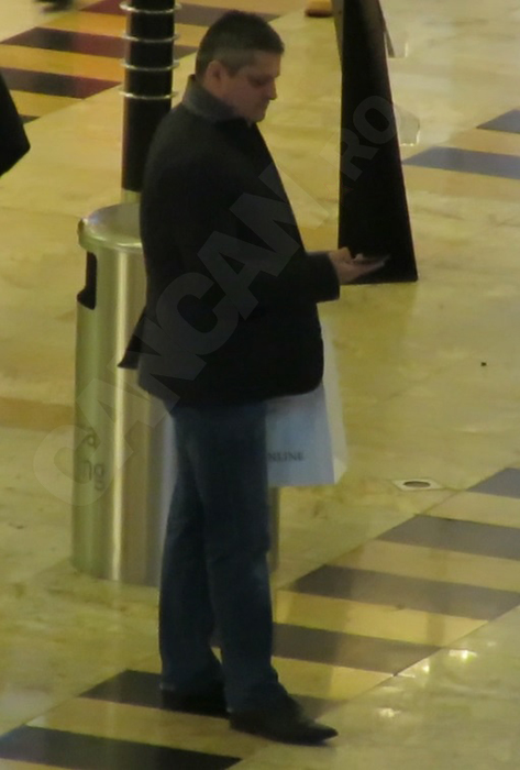 Fostul şef de la „Domeniile Statului” iubeşte cu năbădăi: a tras-o de păr în mall!