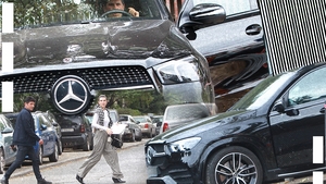 Fosta asistentă de la Antenă a ”spart” banca după ce s-a retras din televiziune! Mercedes țiplă de aproape 150.000 € + ”bodyguard” celebru