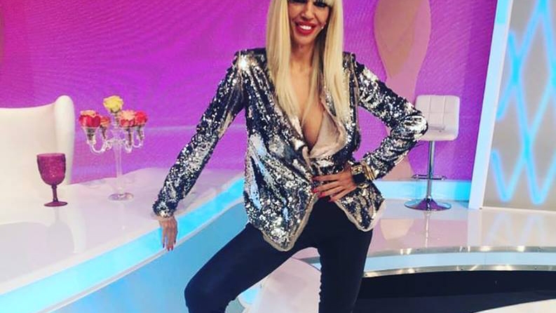 RALUCA BĂDULESCU şi-a schimbat radical look-ul! Vedeta a renunţat la blondul platinat