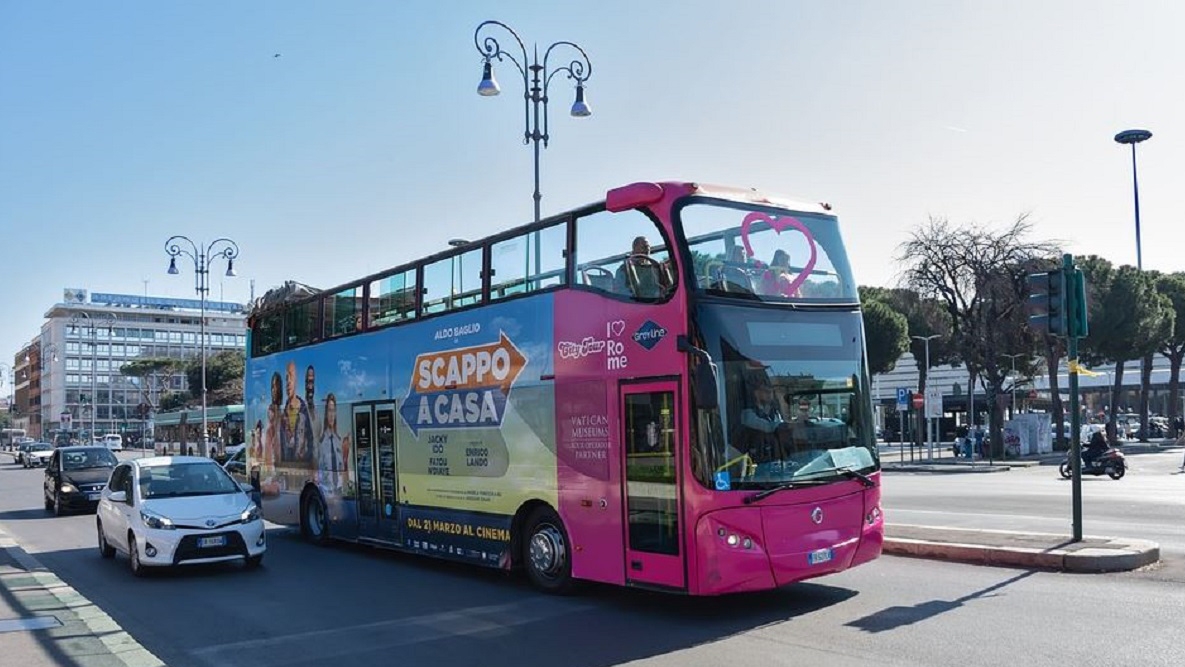 BANCUL ZILEI | O băbuță se adresează șoferului în autobuz:  – Nu vrei, maică, niște alune?