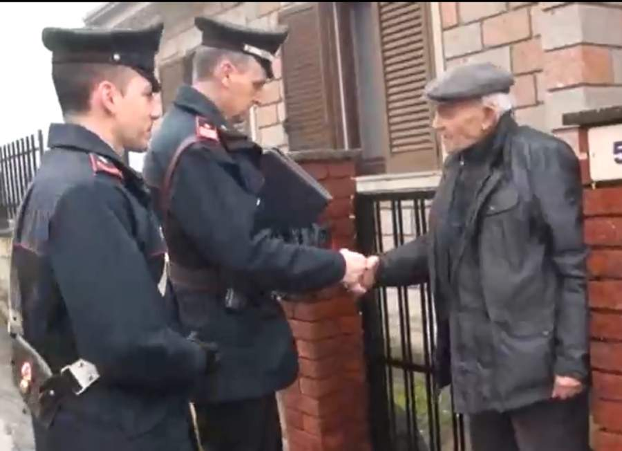 O îngrijitoare româncă a înșelat cu 30.000 de euro un bătrân italian! Unde a fost prinsă infractoarea