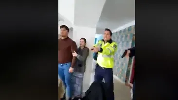 Scene uluitoare! Polițiștii au intrat în casă și au scos pistoalele: ”Băăăă, ce ….” VIDEO