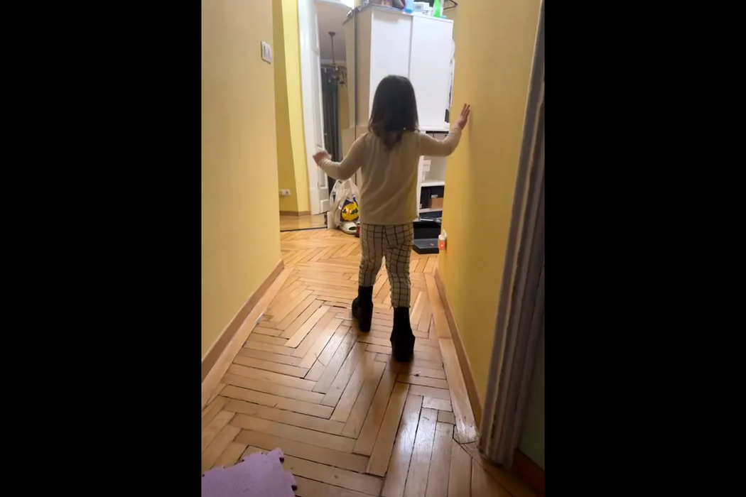 Cum arată apartamentul în care locuiește Cristina Cioran cu cei doi copii. În living are o zonă de joacă special amenajată pentru Ema și Max