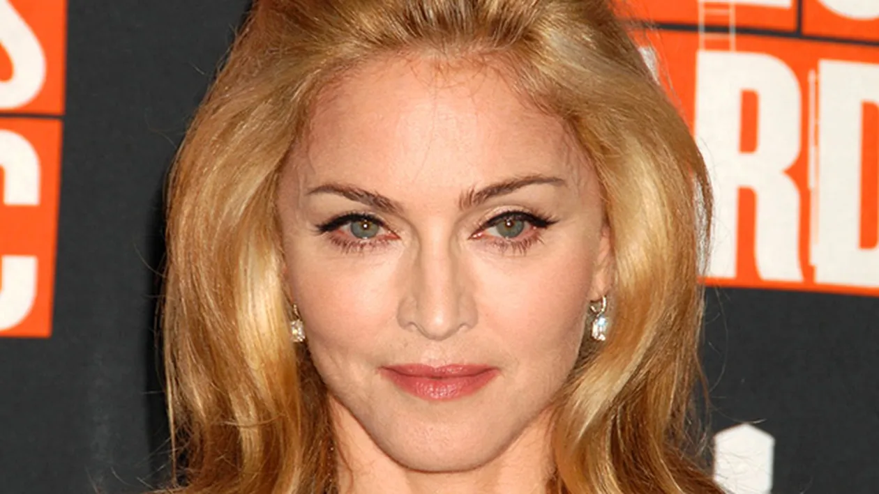 VIDEO Dupa Angela Merkel si Schumacher, si Madonna s-a accidentat la ski. Momentul a fost filmat de paparazzi