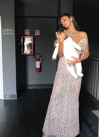 Mădălina Ghenea încearcă să împace cu succes statutul de mamă cu cel de fotomodel
