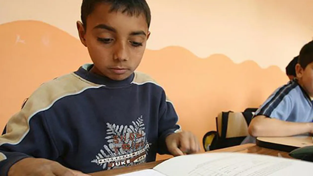Discriminare la o școală din Iași. Elevii romi ies în pauză la o altă oră față de ceilalți copii