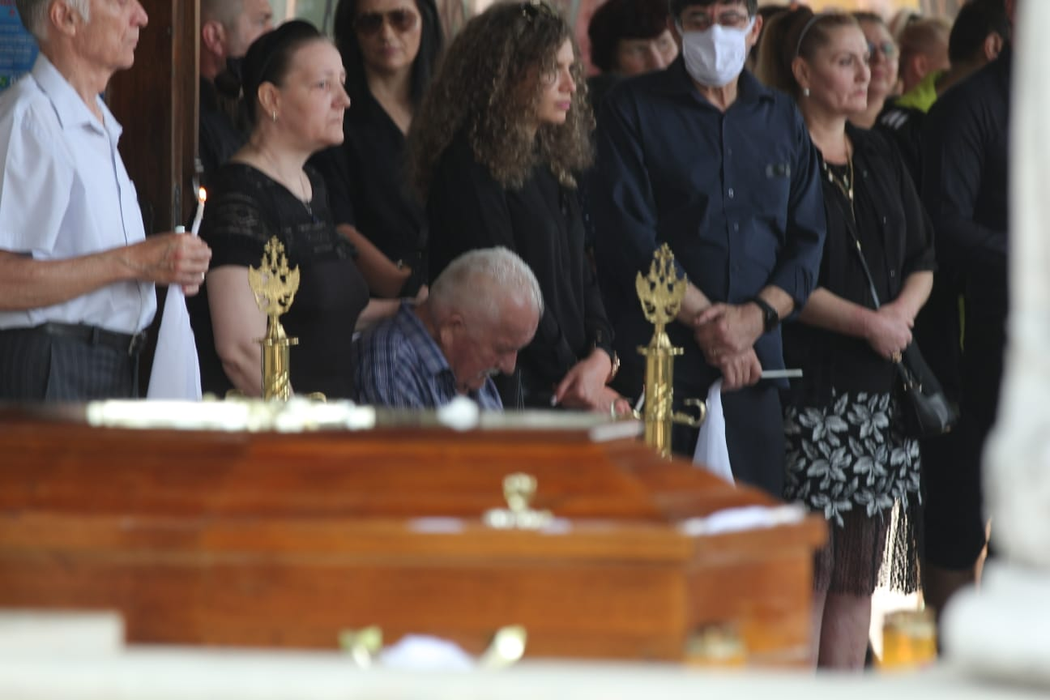 Tatăl lui Costin Mărculescu a avut nevoie de un scaun în timpul ceremoniei de înmormântare. Imagini sfâșietoare, surprinse în exclusivitate | VIDEO