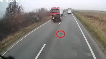 Scandal uriaș în fața spitalului! Rudele victimelor din accidentul din Timiș s-au năpustit asupra jurnaliștilor