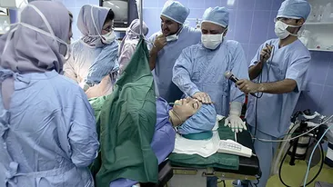 Medicii i-au facut CEZARIANA, pentru ca nu putea sa NASCA! Au incremenit cand au vazut ce era in BURTA femeii