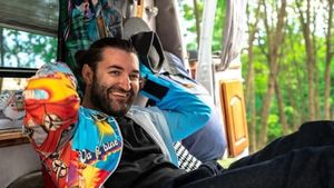 Smiley, profund impresionat de o tânără cu forme apetisante. Cine e femeia care l-a făcut pe artist să-și iasă din minți