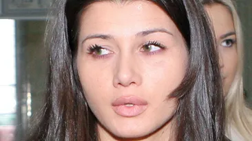 Ce burtica mare are Elena Basescu! Uite ce rochie sexy a purtat la nunta Robertei Anastase