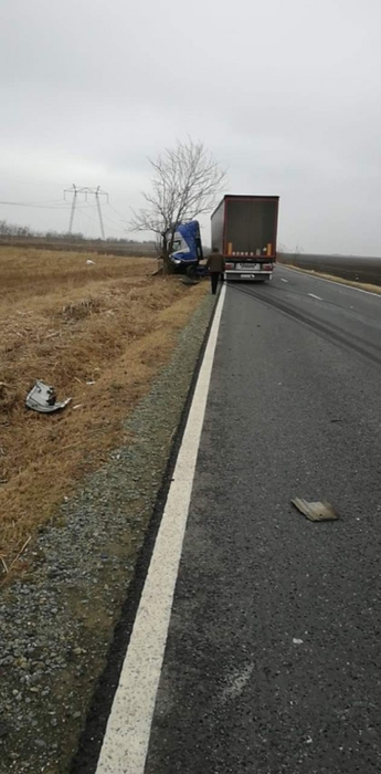 Sfârșit trafic! Un șofer a murit între fiare, după un accident teribil