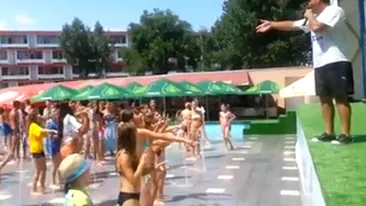 VIDEO Ce a ajuns Bursucu de la Dansez pentru tine! Invata fetitele sa danseze libidinos la un parc acvatic de distractii