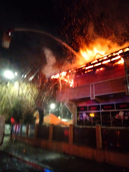 Incendiu puternic în Dâmbovița. Şase autospeciale de pompieri au intervenit