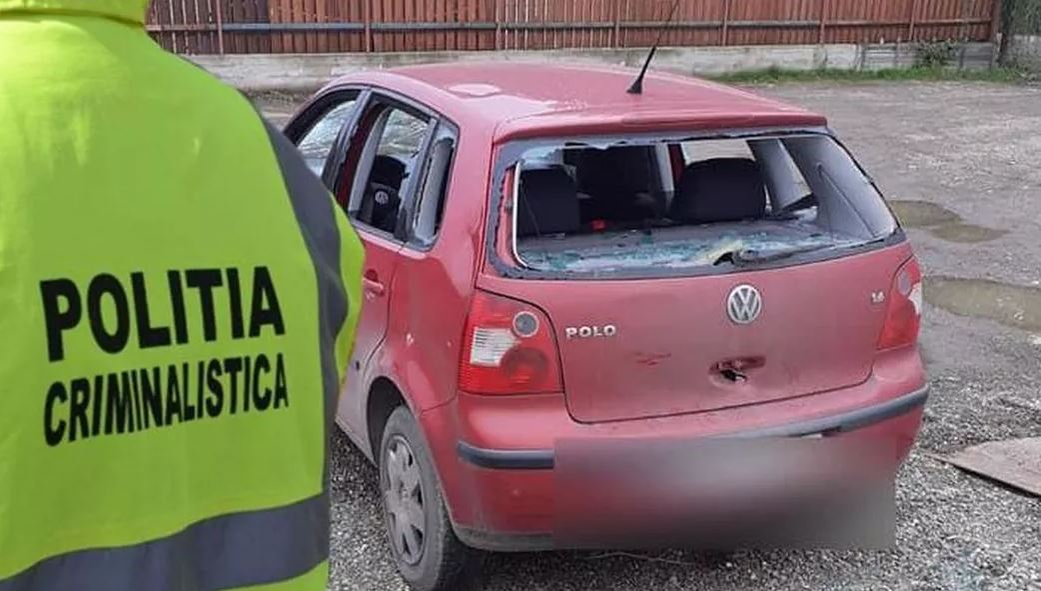 Un bărbat din Iași s-a răzbunat pe fosta iubită și i-a vandalizat mașina cu un ciocan și un cuțit. Femeia a privit îngrozită scenele și a sunat la 112