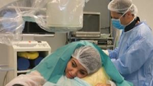 ADRIANA BAHMUŢEANU a ajuns pe masa de operaţie! Este prima pacientă din România care a fost supusă acestei intervenţii