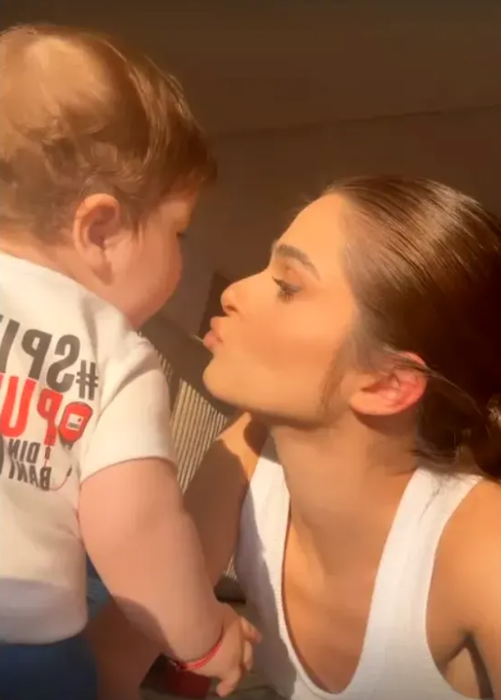 Theo Rose și micuțul ei, Sasha Ioan/ Sursa foto: Instagram