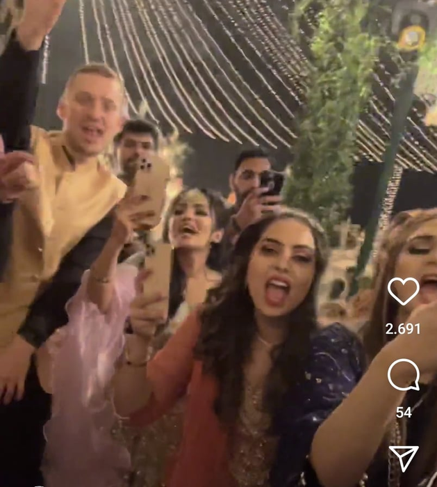 Adrian Sînă a făcut show peste hotare! Artistul a cântat la o nuntă de pakistanezi. „Parcă am fost într-un film la Bollywood”
