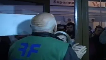 VIDEO Sute de oameni s-au calcat in picioare pentru a vedea gratuit filmele lui Sergiu Nicolaescu