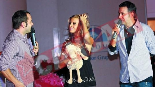 Blonda isi striga seful Porcusor de Guineea