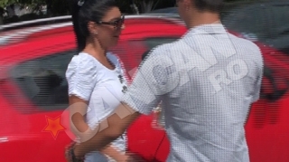Andreea Tonciu, la un pas de drama! A fost lovita de o masina in timp ce vorbea cu un reporter CANCAN TV!