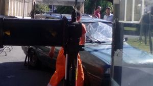 BREAKING NEWS! Adrian Sobaru a intrat cu masina in gardul Guvernului