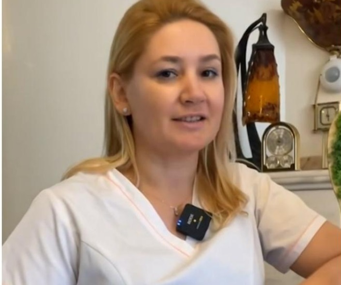 Marina Gavril îmbrăcată în alb, în cabinetul stomatologic. Foto: Facebook