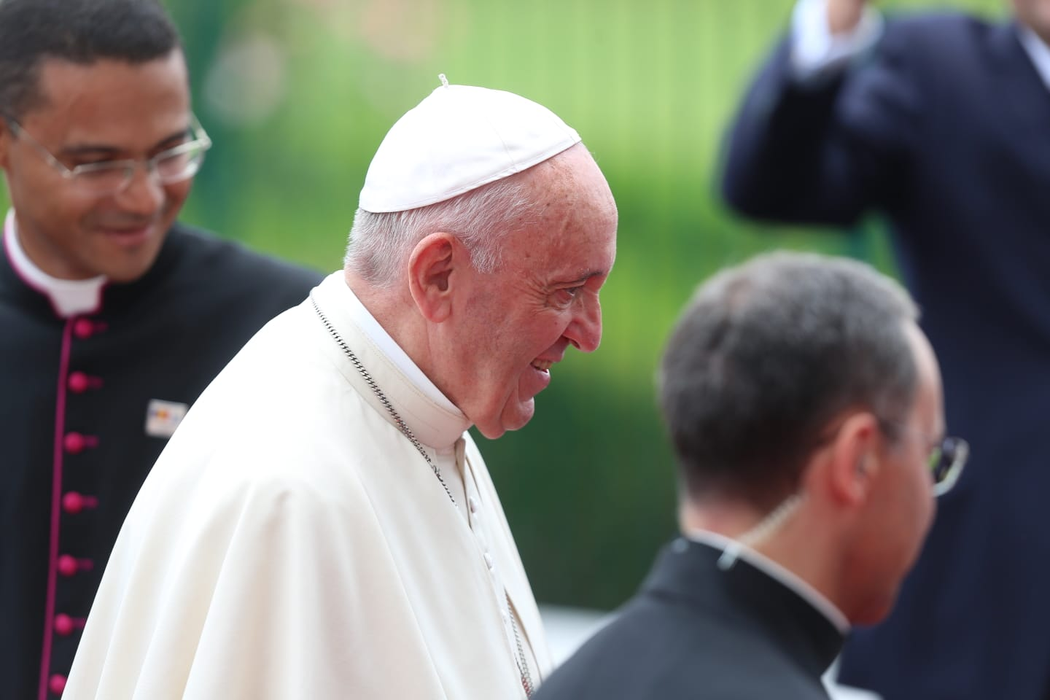 Papa Francisc a ajuns în România. Ce ținută a purtat Carmen Iohannis la aerportul Otopeni