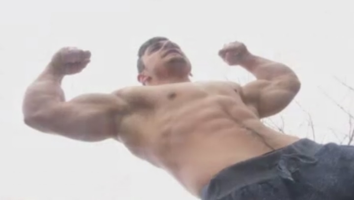 El este ”ARNOLD de la ţară”! Se antrenează în curtea casei şi ţine un ”regim” inedit
