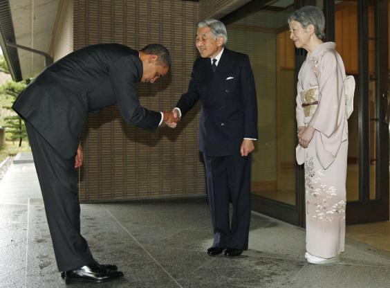 Barack Obama a fost criticat în 2009, după ce a făcut o plecăciune în faţa împăratului Akihito