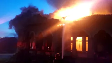 Incendiu violent la o casă din Argeș! Peste 20 de pompieri intervin pentru stingerea flăcărilor. VIDEO