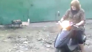 VIDEO Femeia si scuterul, baba si mitraliera! VEZI AICI ce cazatura ia o blonda care merge prima data pe motor!