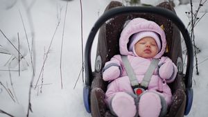 De ce dorm copiii nordicilor afară iarna. Fac asta chiar și la -20 de grade Celsius