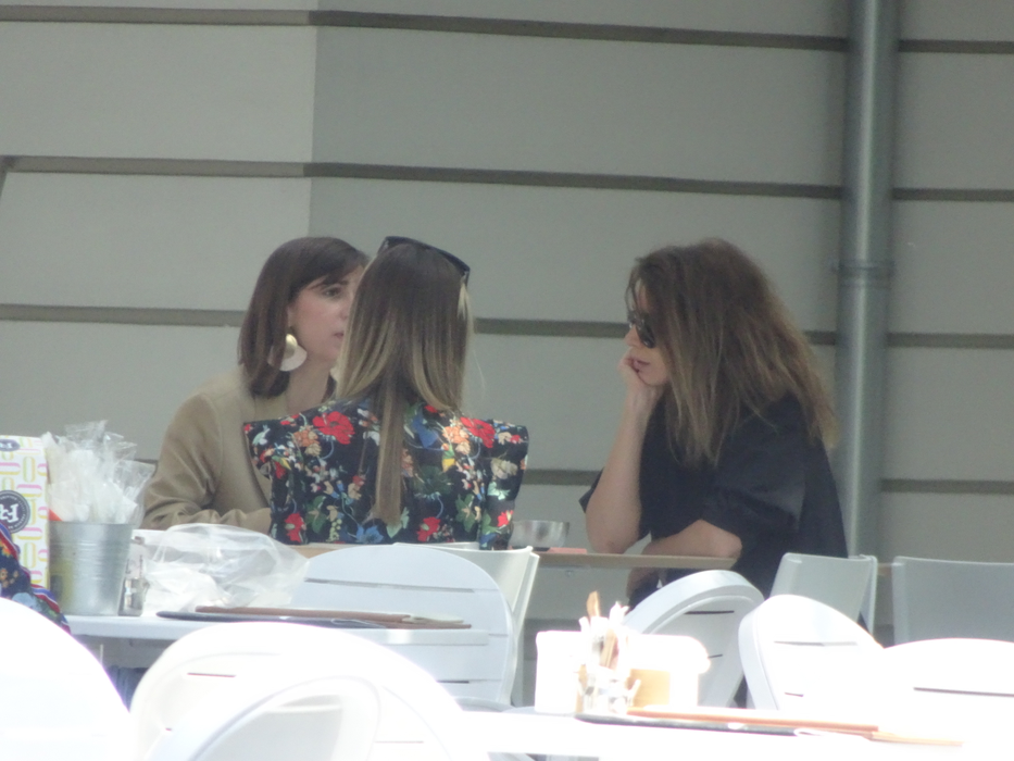 Dana Rogoz, la terasă cu fiul ei, Adela Popescu și Alina Chivulescu