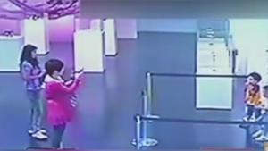 Doi copii au distrus o operă de artă de faţă cu părinţii, dar nu au fost pedepsiţi. Ce li s-a întâmplat în schimb copiilor