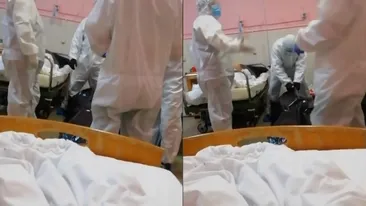 Imagini greu de privit! O femeie decedată de COVID-19 este băgată într-un sac direct de pe patul de spital, în fața celorlați pacienți