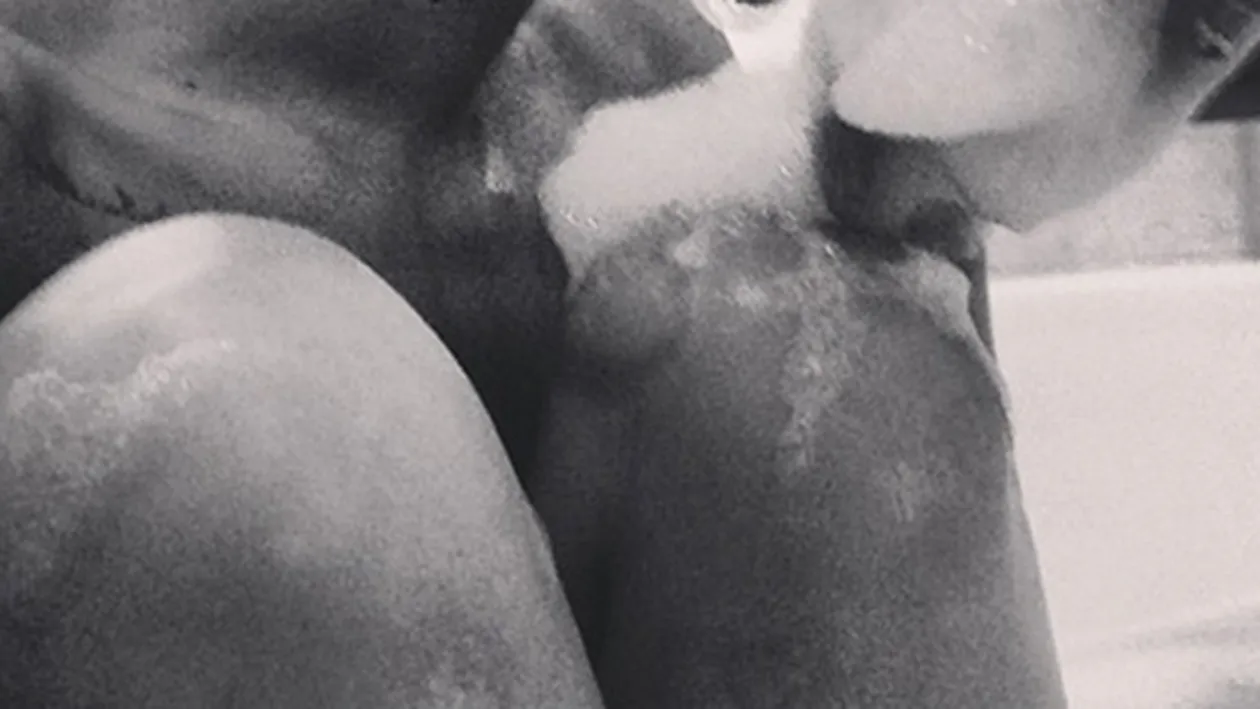 A avut mare curaj! Ce cantareata s-a pozat dezbracata, apoi a incarcat imaginile pe internet! Fanii artistei au ramas fara cuvinte