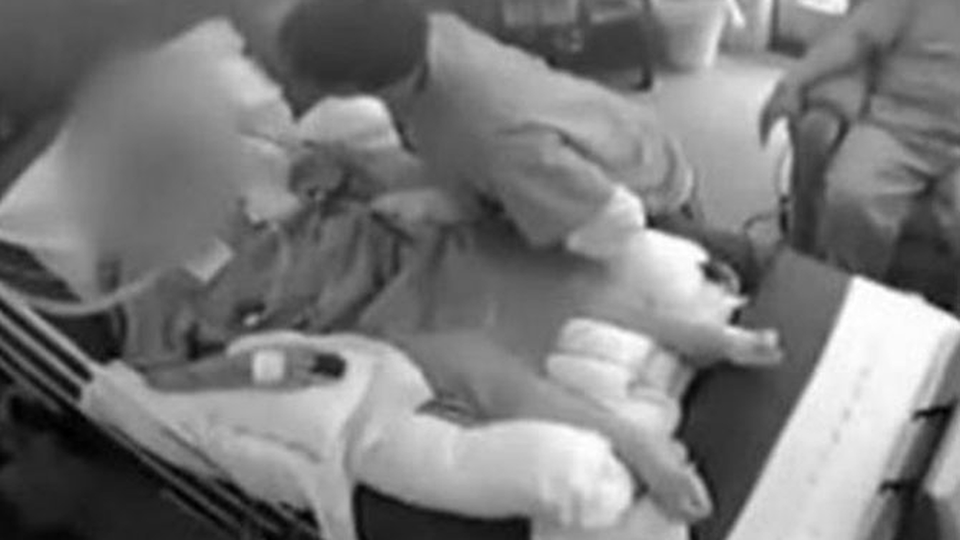 VIDEO Doi asistenţi medicali au fost surprinşi în timp ce agresau sexual o bătrână de 96 de ani