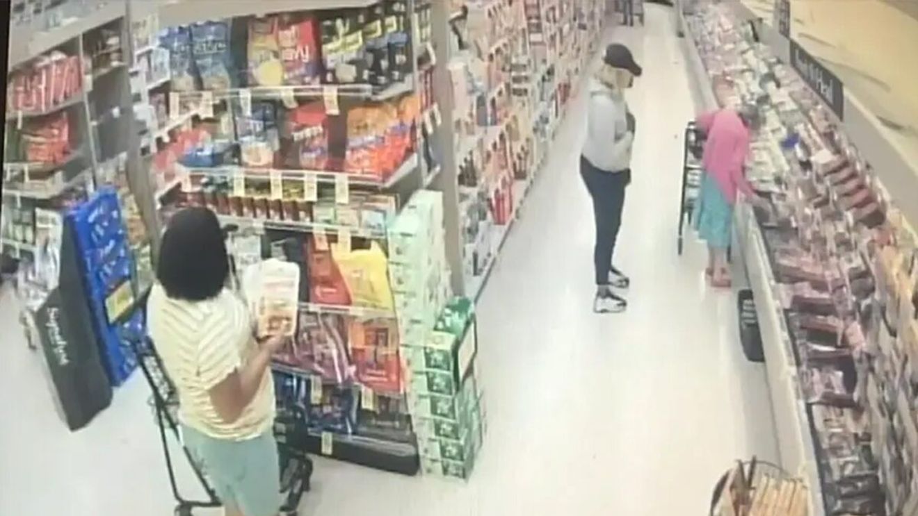 Femeie de 63 de ani, prinsă furând pâine și fructe din supermarket. Polițiștii i-au plătit ei produsele furate, după ce i-au auzit povestea