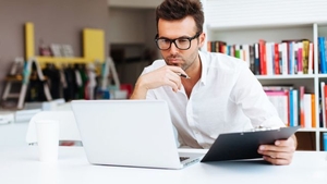 Ce ţi se poate întâmpla dacă petreci prea mult timp în faţa computerului? E mai grav decât ţi-ai fi imaginat! 