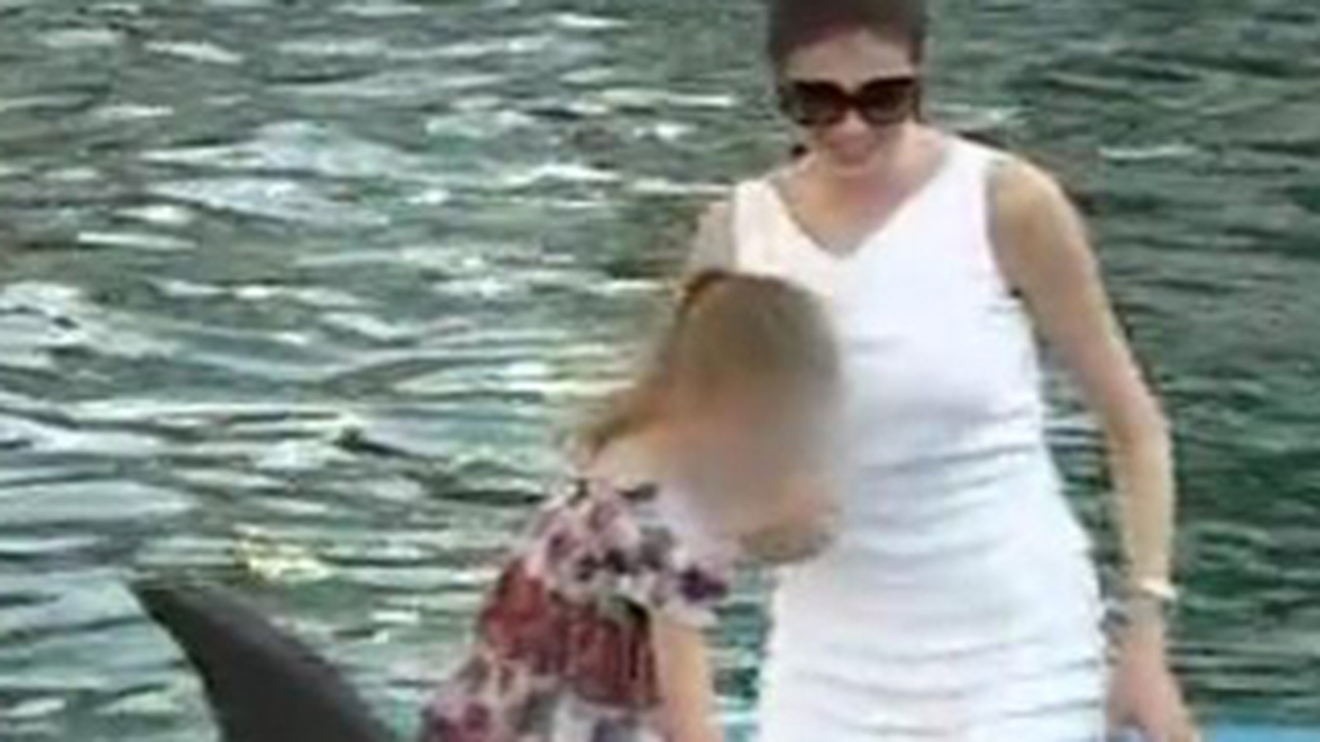VIDEO Monica si-a distrat fiica la mare! Irinuca a mangaiat delfinii