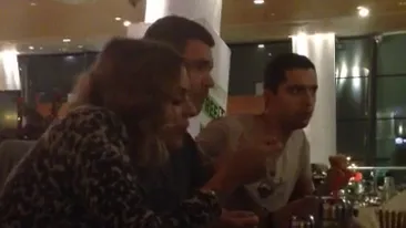 Din mama singura, s-a trezit brusc in mijlocul altei familii! Vezi cum se intelege Jojo cu fata noului iubit!