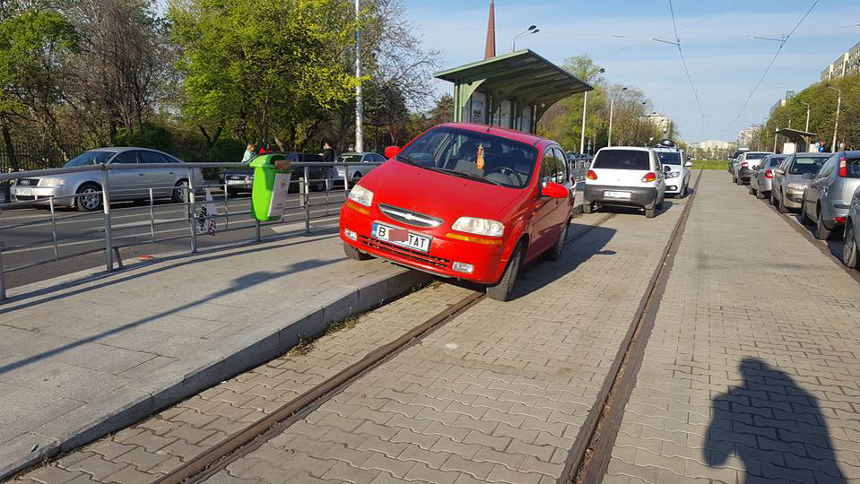 Se întâmplă în Bucureşti! Un şofer şi-a parcat maşina chiar în staţia de tramvai!