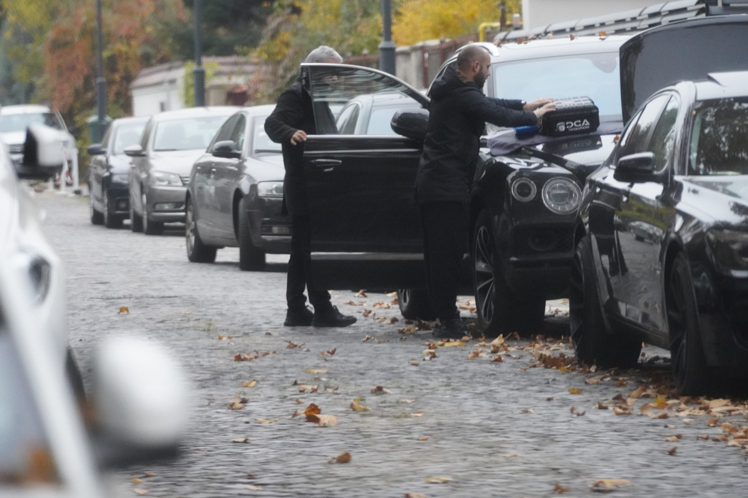 Stere Halep asistă la repararea bolidului, în stradă