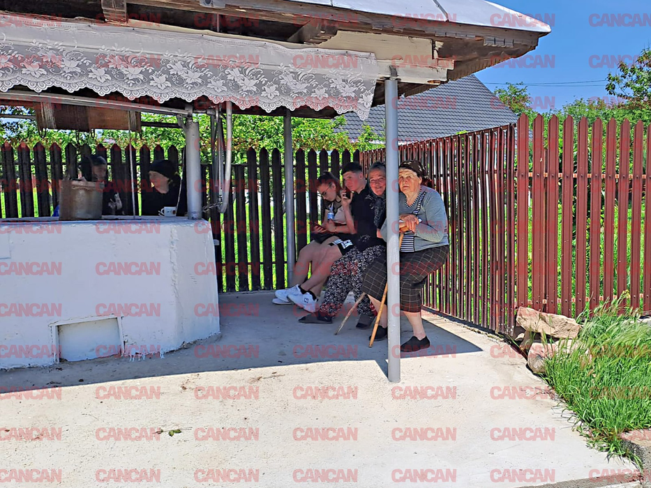 Ce au făcut locuitorii satului Deleni, când Teodora Marcu era condusă pe ultimul drum. Imagini greu de privit